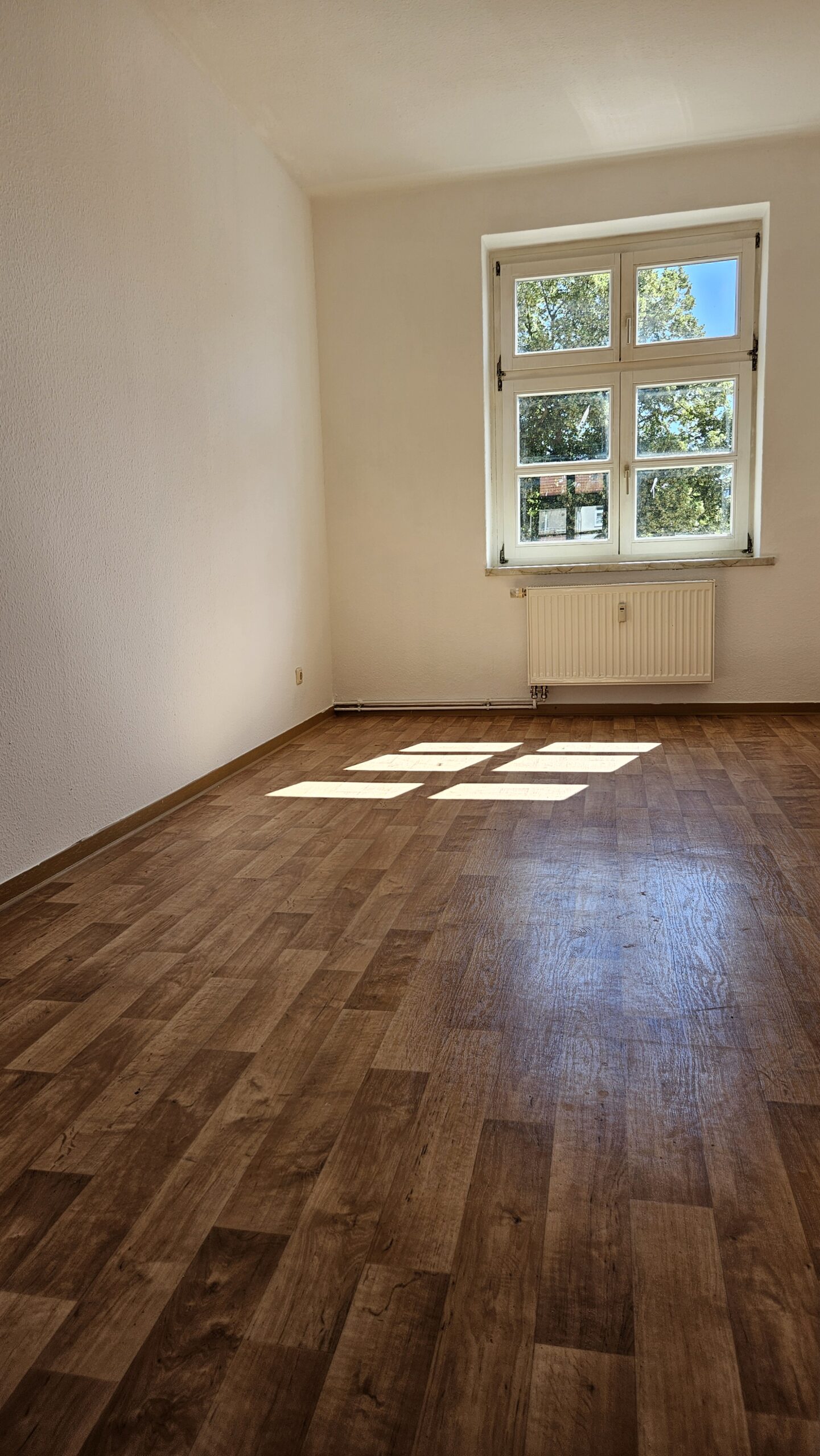 Wohnung mit Fenster, Parkettboden