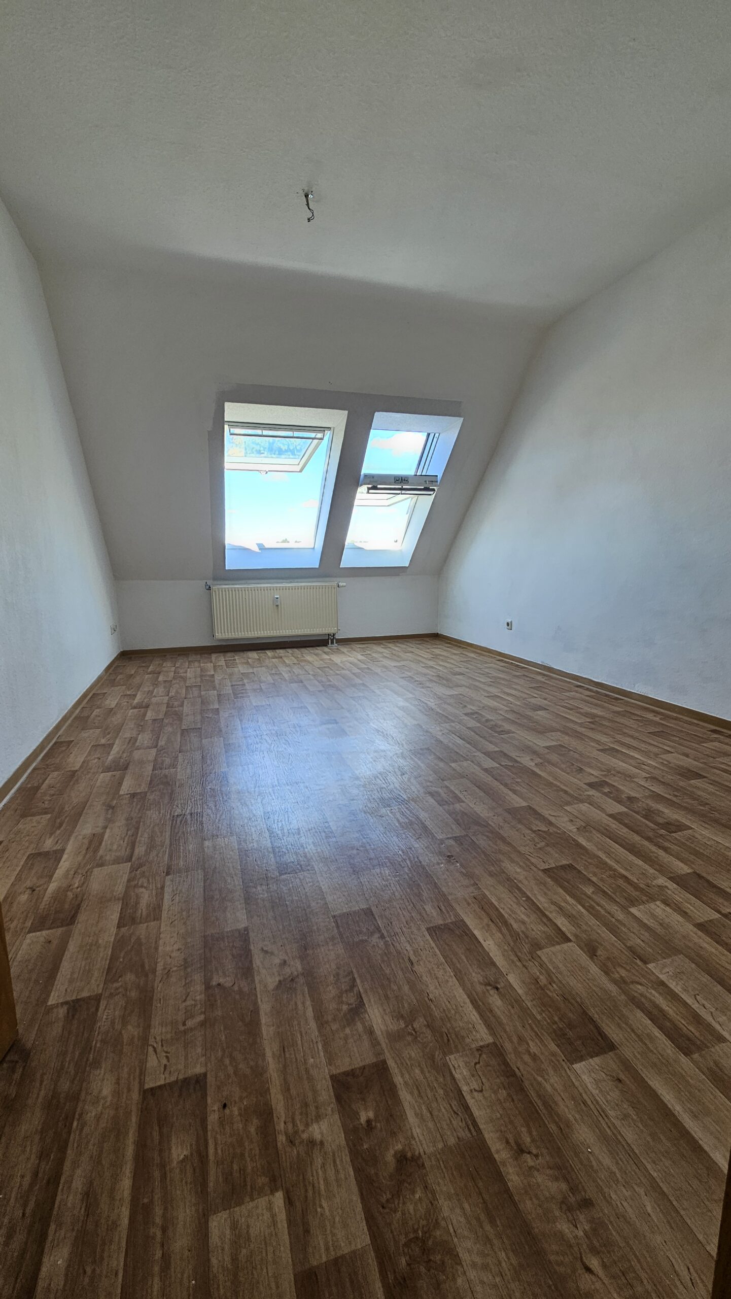 Wohnung mit Fenster, Parkettboden