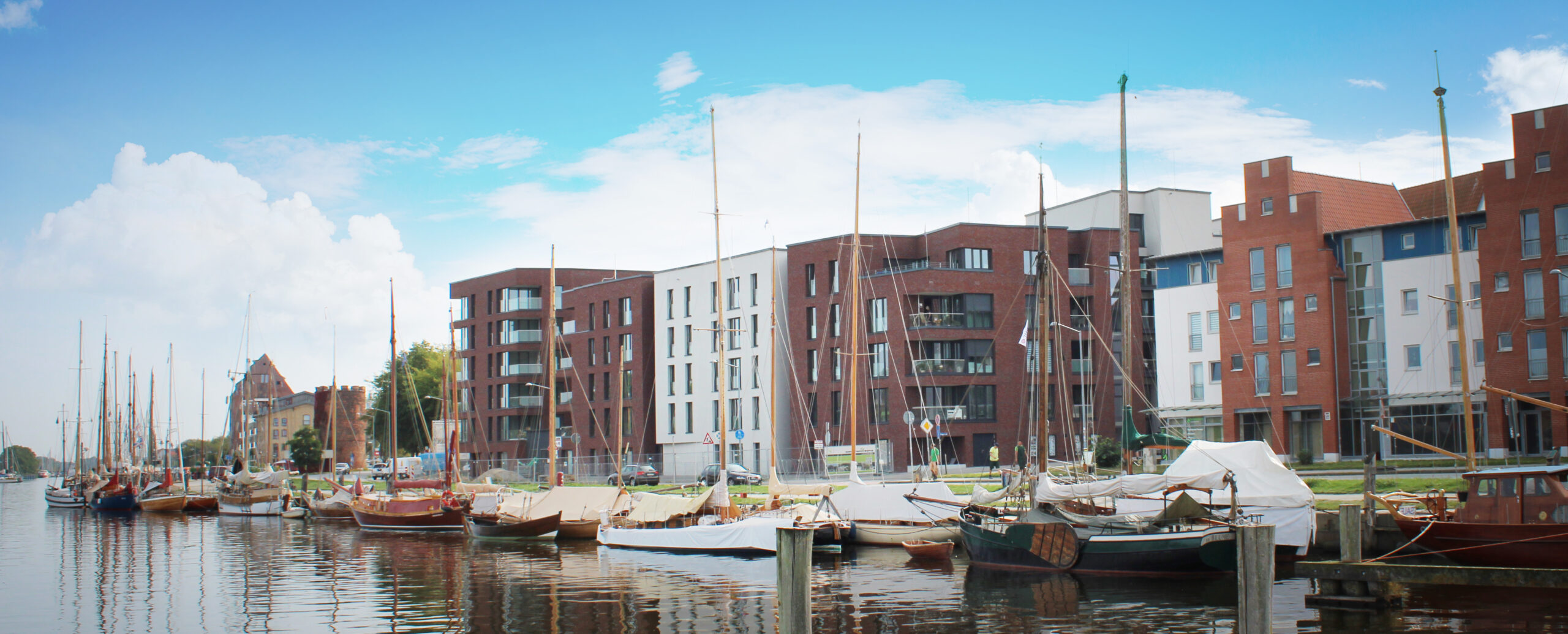 HanseHof von der Wasserseite aus mit Segelbooten