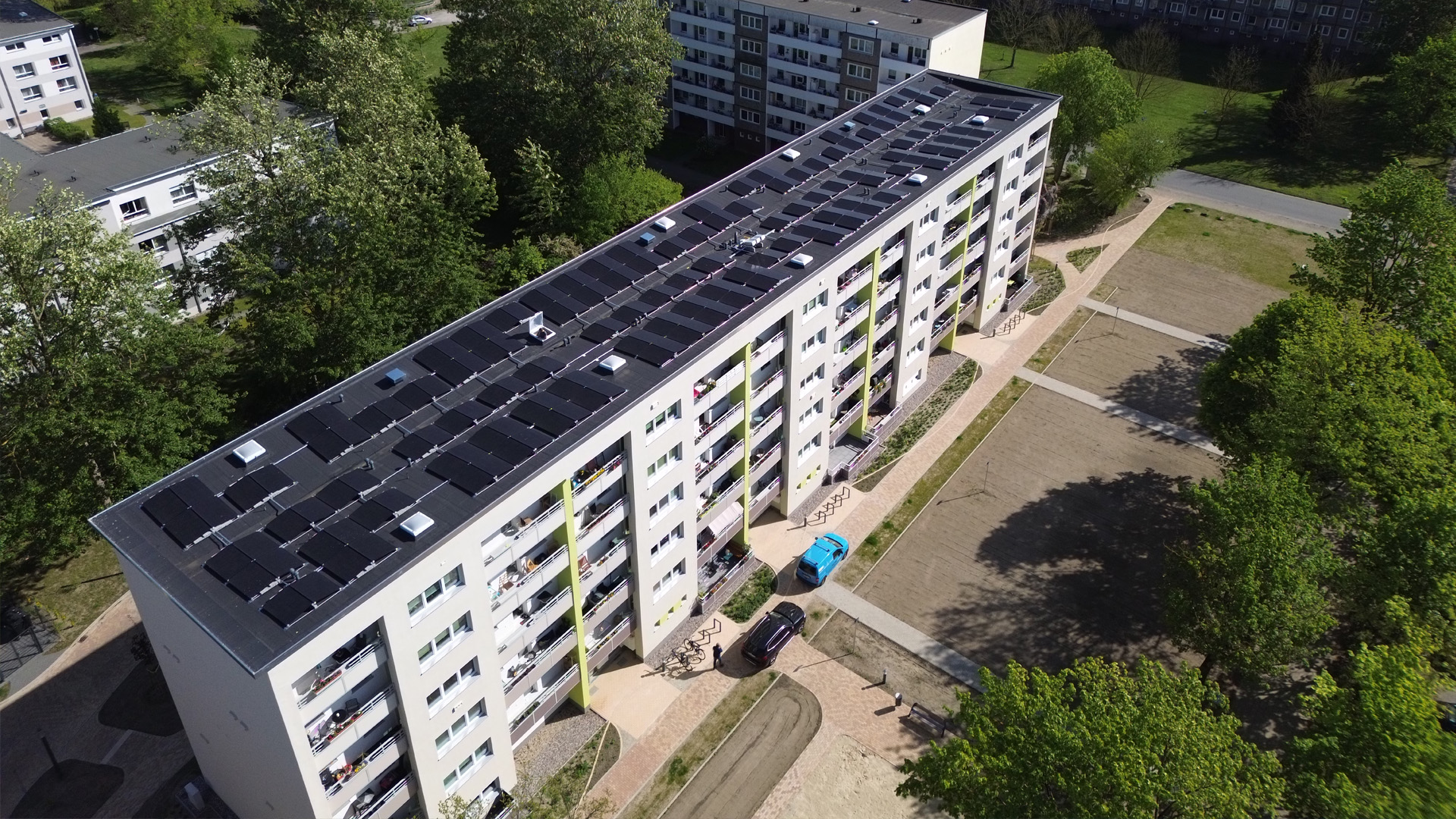 Saniertes Wohnhaus Heinrich-Hertz-Straße von oben mit Photovoltaik auf dem Dach